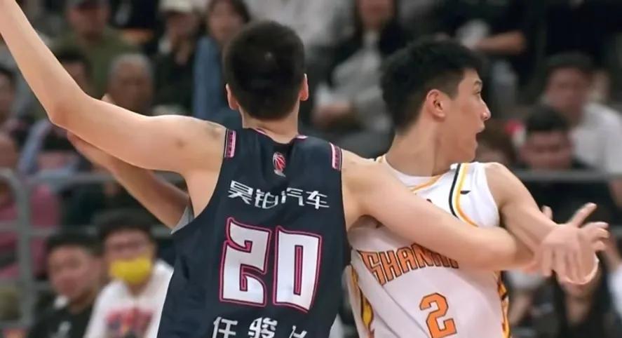 广东宏远双后卫+三锋线成为拿下揭幕战关键因素！
近几年杜指导一直在磨练小阵容，尤