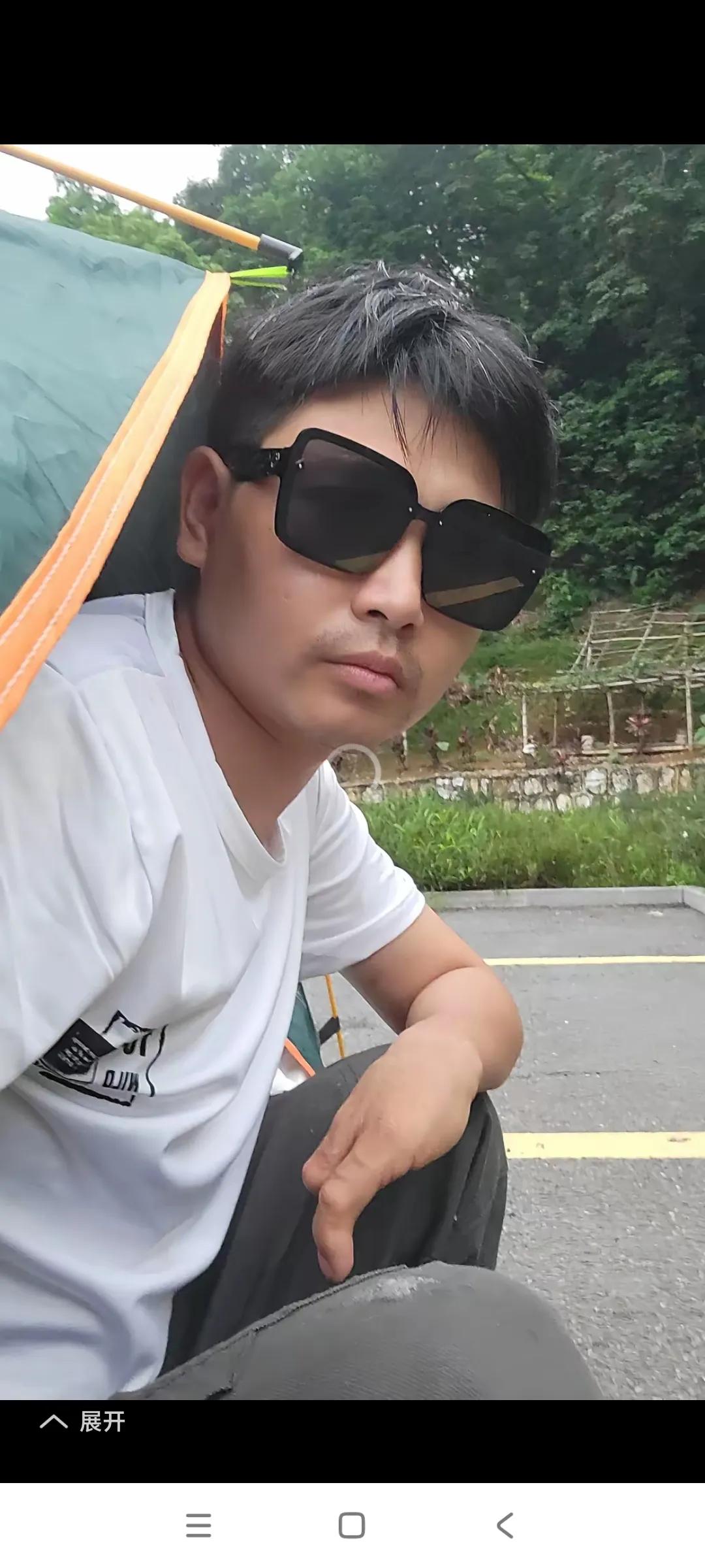 今天打开头条，看见了小魏的视频。

小魏家的希望，很长时间没看到小魏拍的视频。