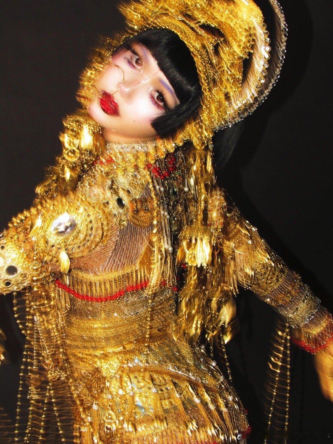 Lisa 发了自己万圣节造型，cos 《爱，死亡和机器人》中的女妖Jibaro 