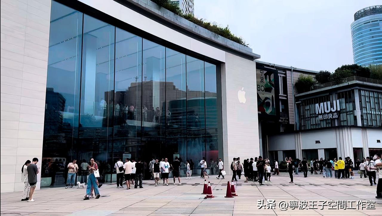 宁波天一苹果店现场疯了，里三层外三层，
根据网友爆料和媒体报道，9月19日iPh
