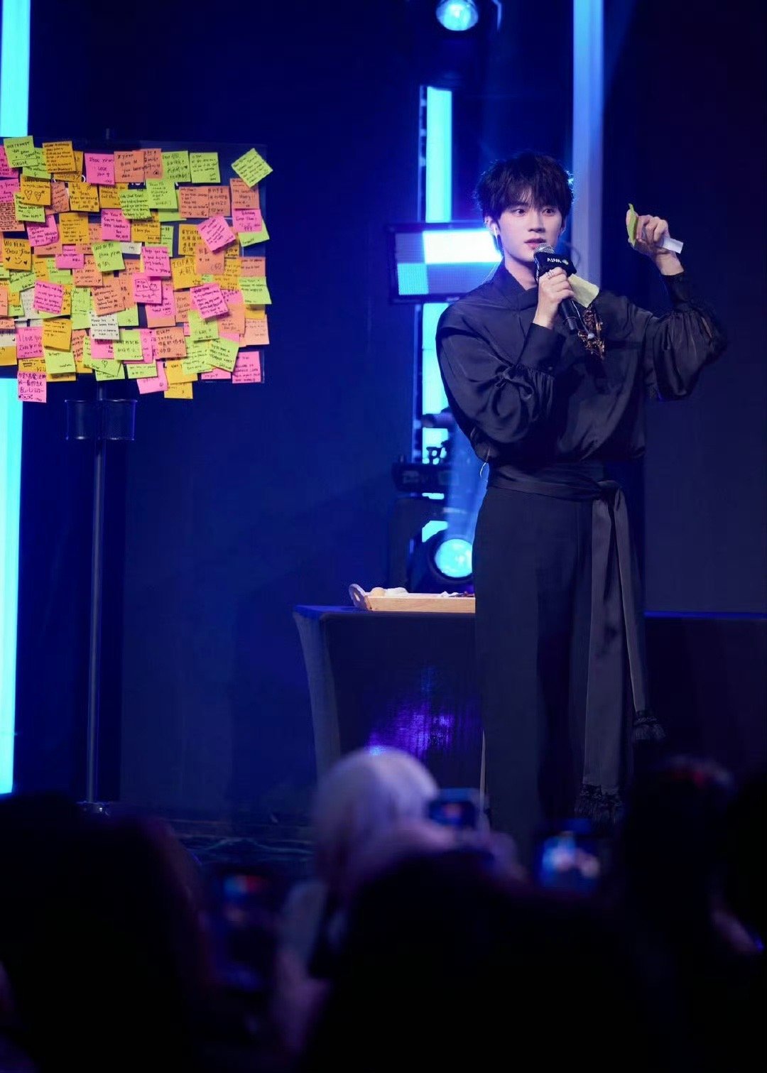 现场粉丝的尖叫声说明一切！周翊然海外见面会圆满成功，从登场到互动每个环节都气氛拉