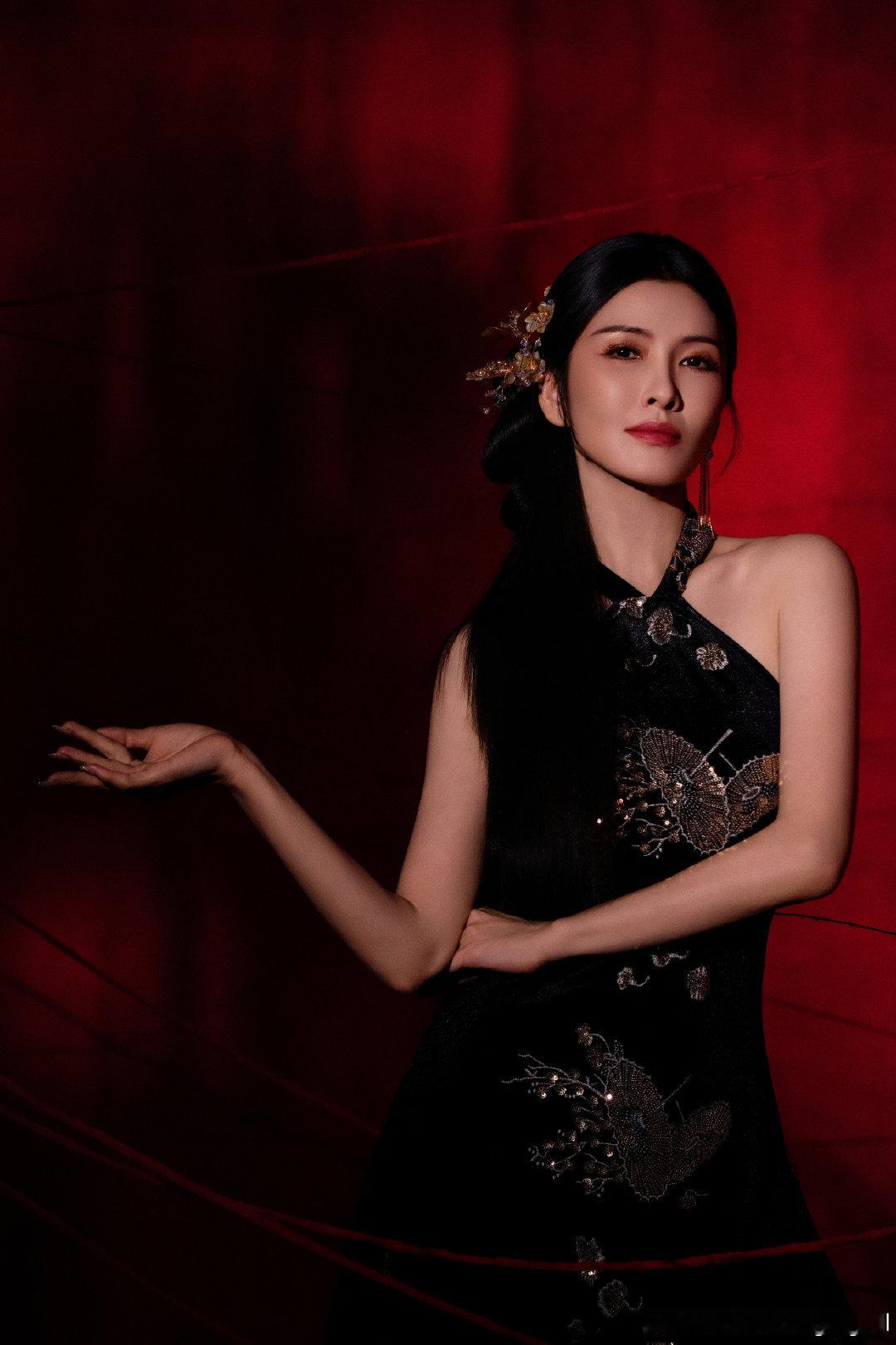 徐洁儿黑底刺绣旗袍造型徐洁儿红线中式美学徐洁儿将中式婉约和凌厉气场完美融合，国风