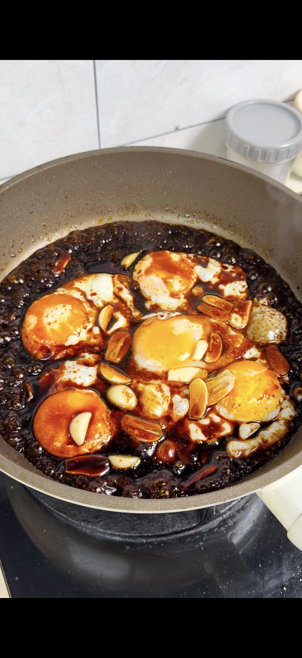 🍳复刻公瑾爆蛋太绝了！公瑾爆蛋复刻成功啦！100分！
1️⃣炸鸡蛋：锅中下宽油