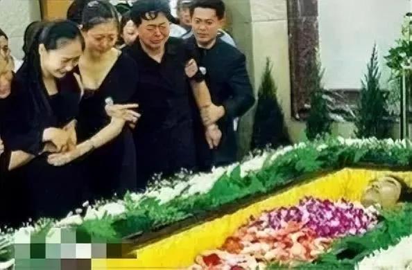 2006年，深圳市殡仪馆，丛飞病逝后，一张罕见的遗容，从镜头中我们可以看到，鲜花