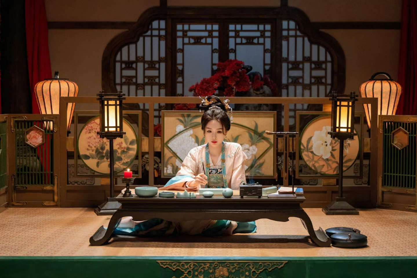 #虞书欣将头发梳成大人的模样#虞书欣凌妙妙将头发梳成大人的模样，可是眸中全是化不