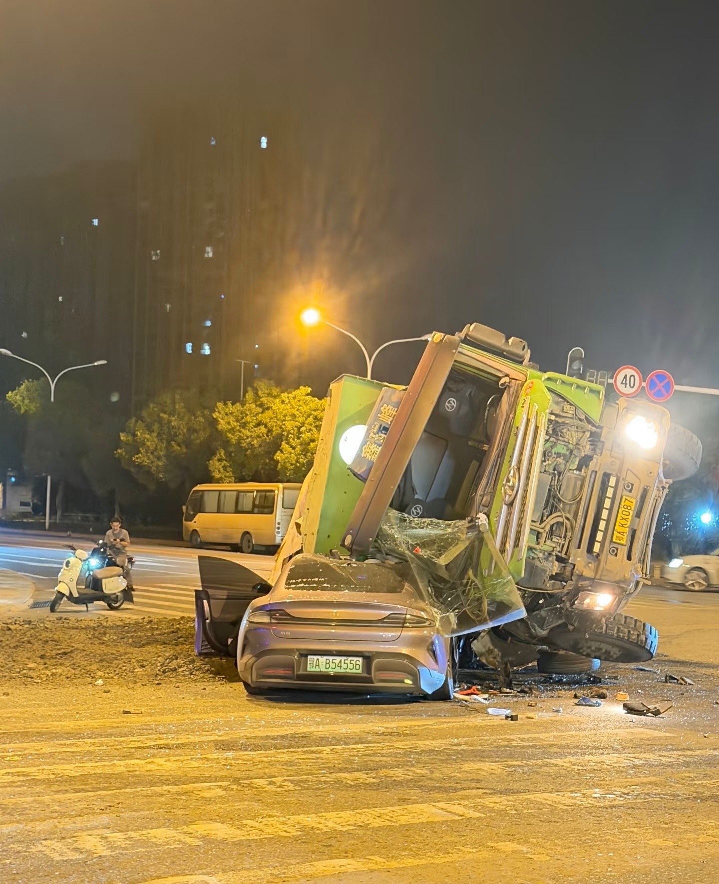 小米SU7硬抗渣土车，a柱b柱都扛住了，为车内人员赢得了生存空间！ 