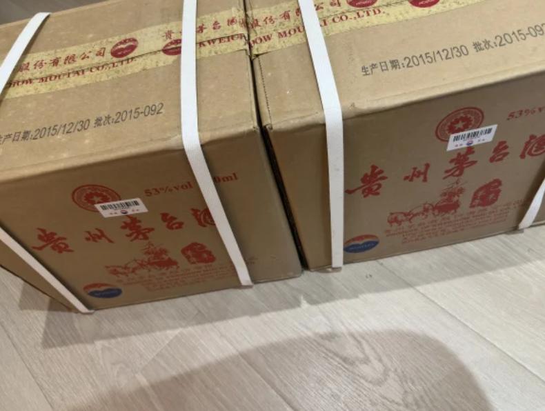 昨晚，去老班长家聚餐，战友老程拿了两箱茅台，飞天茅台、珍瓶茅台、陈年茅台都有，可