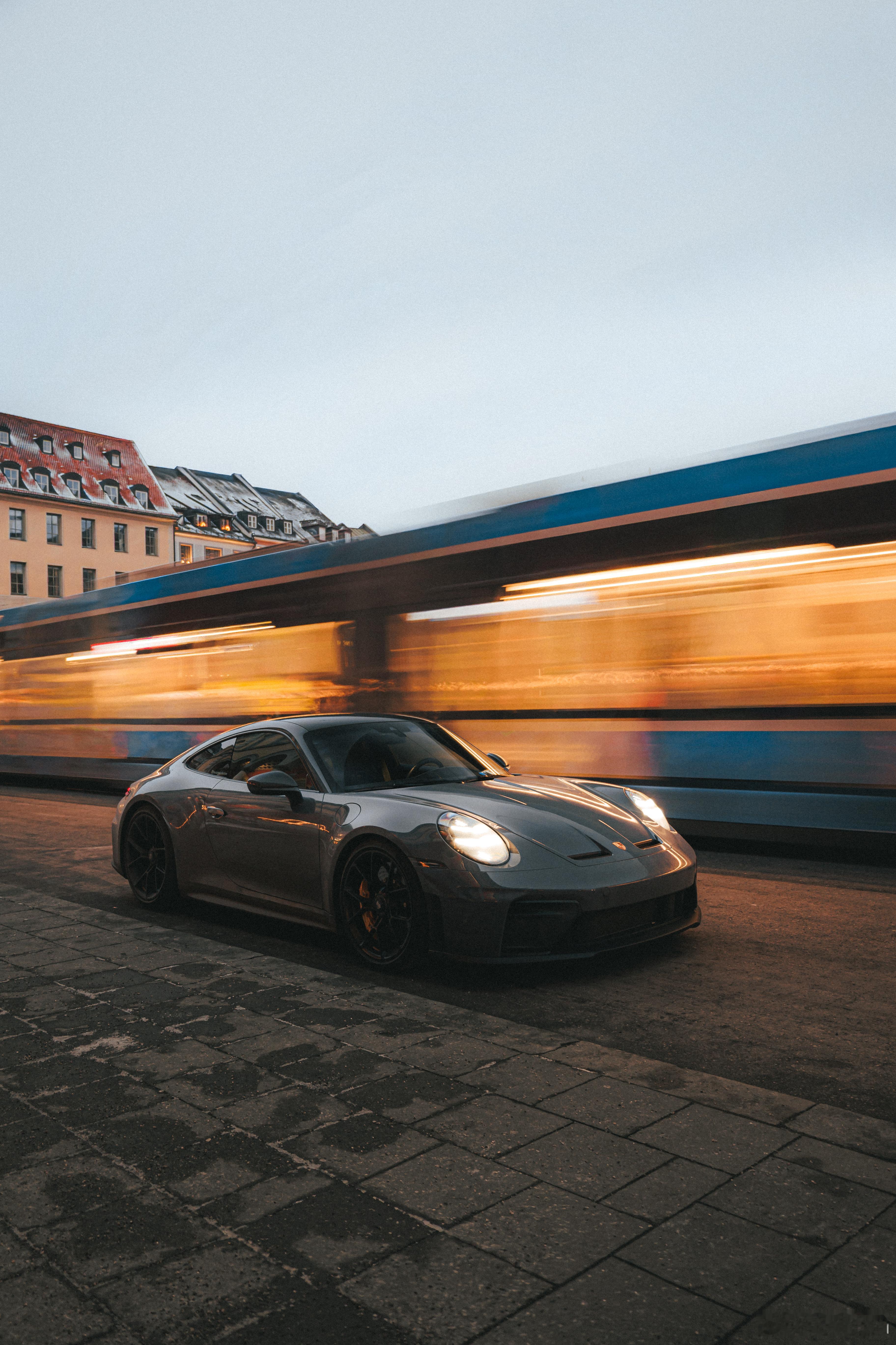 这三张我太爱了，虽然图3有点像凑数的，但是工作量也是最大的电车拖影精雕细琢之后更