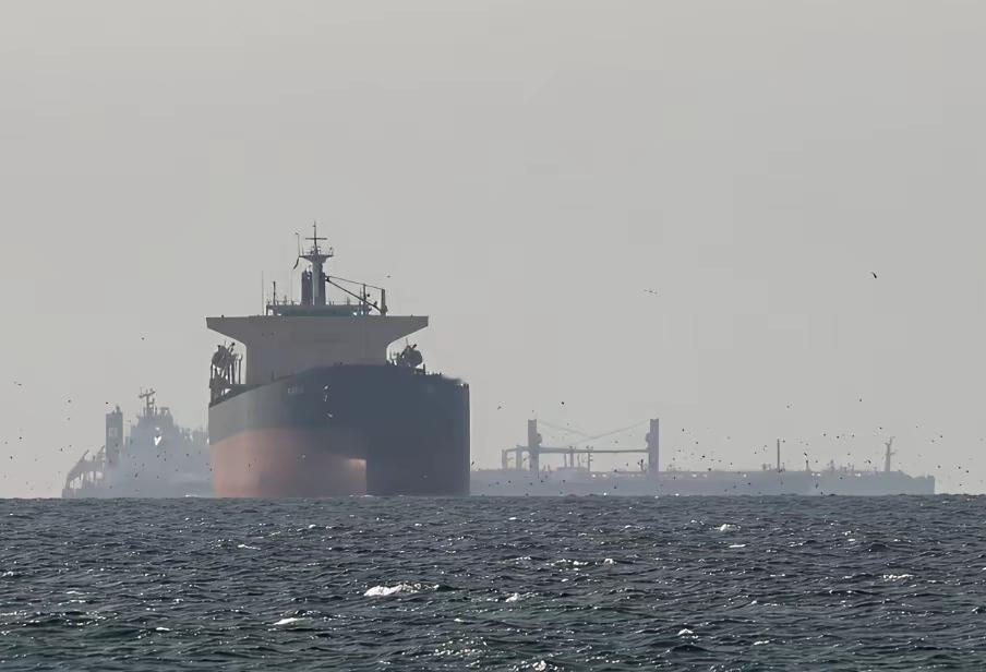 数艘美国海军舰船11日通过霍尔木兹海峡，此举并未与伊朗方面协调，这是伊朗战事爆发