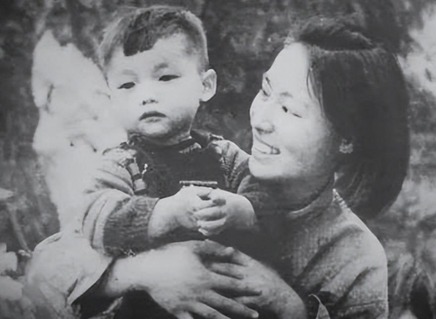 1948年，林颖改嫁了，她是彭雪枫的遗孀，身带烈士之子，她嫁给了马列，一个不符合