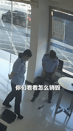 大妈:没得事！
别乱说，你炸飞了我也得飞[笑哭]
大妈可是从河边一句提溜过来的！