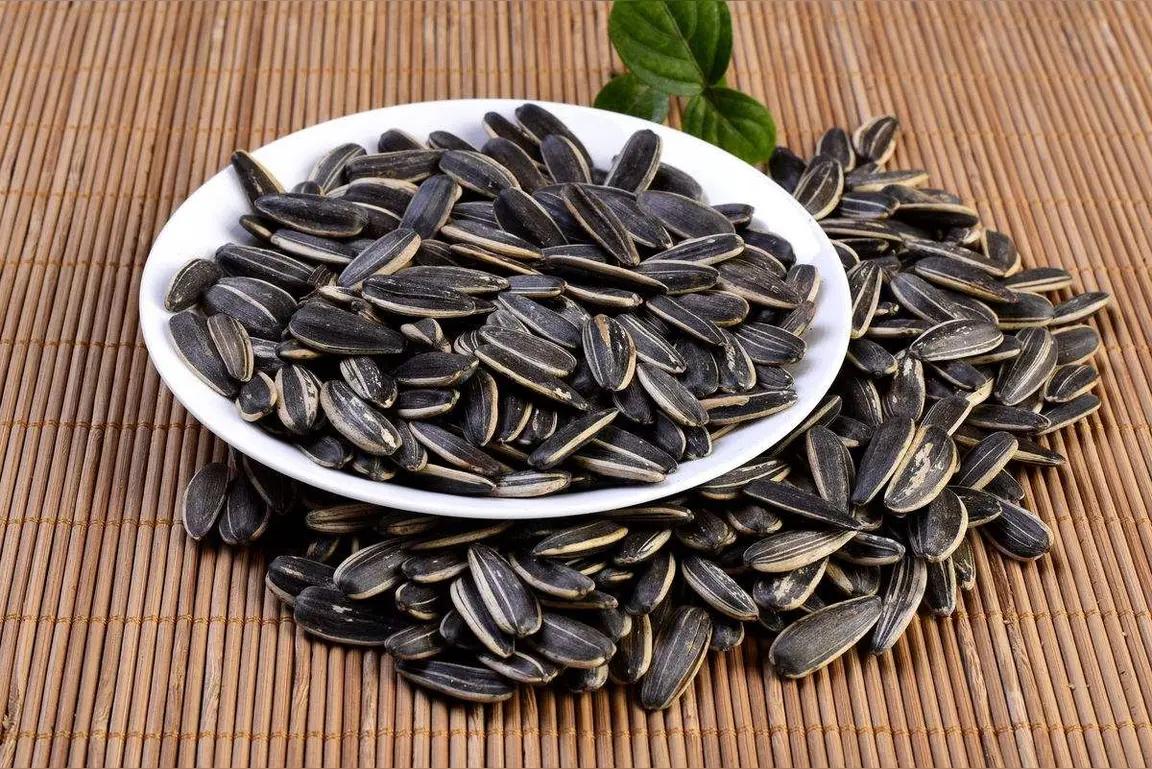 朋友们，最近网上都在传嗑瓜子能抗炎抗衰，这是真的吗？今天咱们就来好好聊聊这个话题