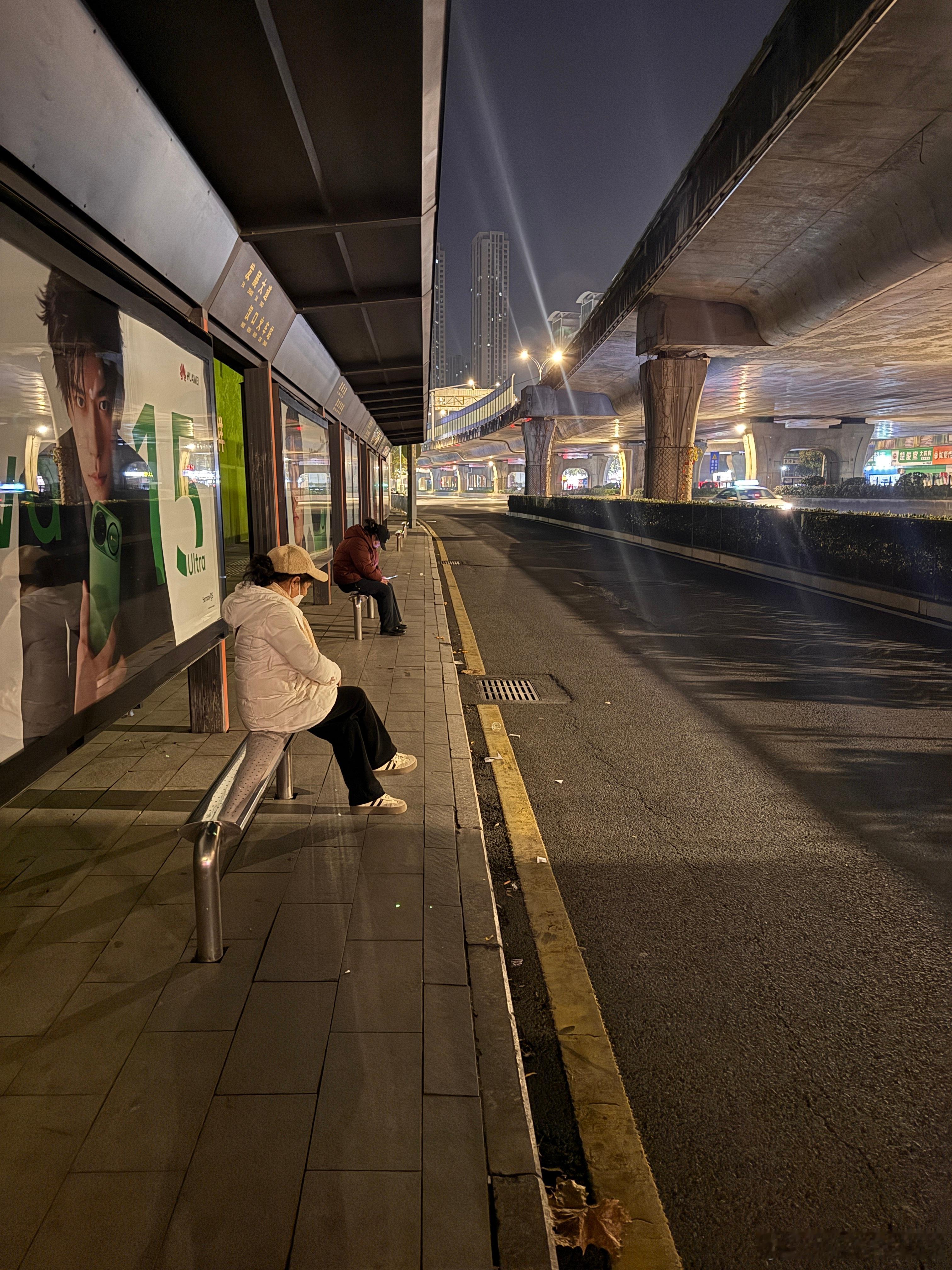 大巴坐到汉口站转特惠快车回公司刚下车就被阿姨拉着住宿我说我武汉人虽然不会讲武汉话