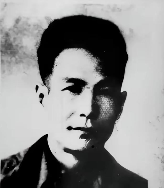 1948年，狱医刘石人到女牢诊病，刚到门口，一女犯突然趔趄摔倒在他身上，并迅速塞