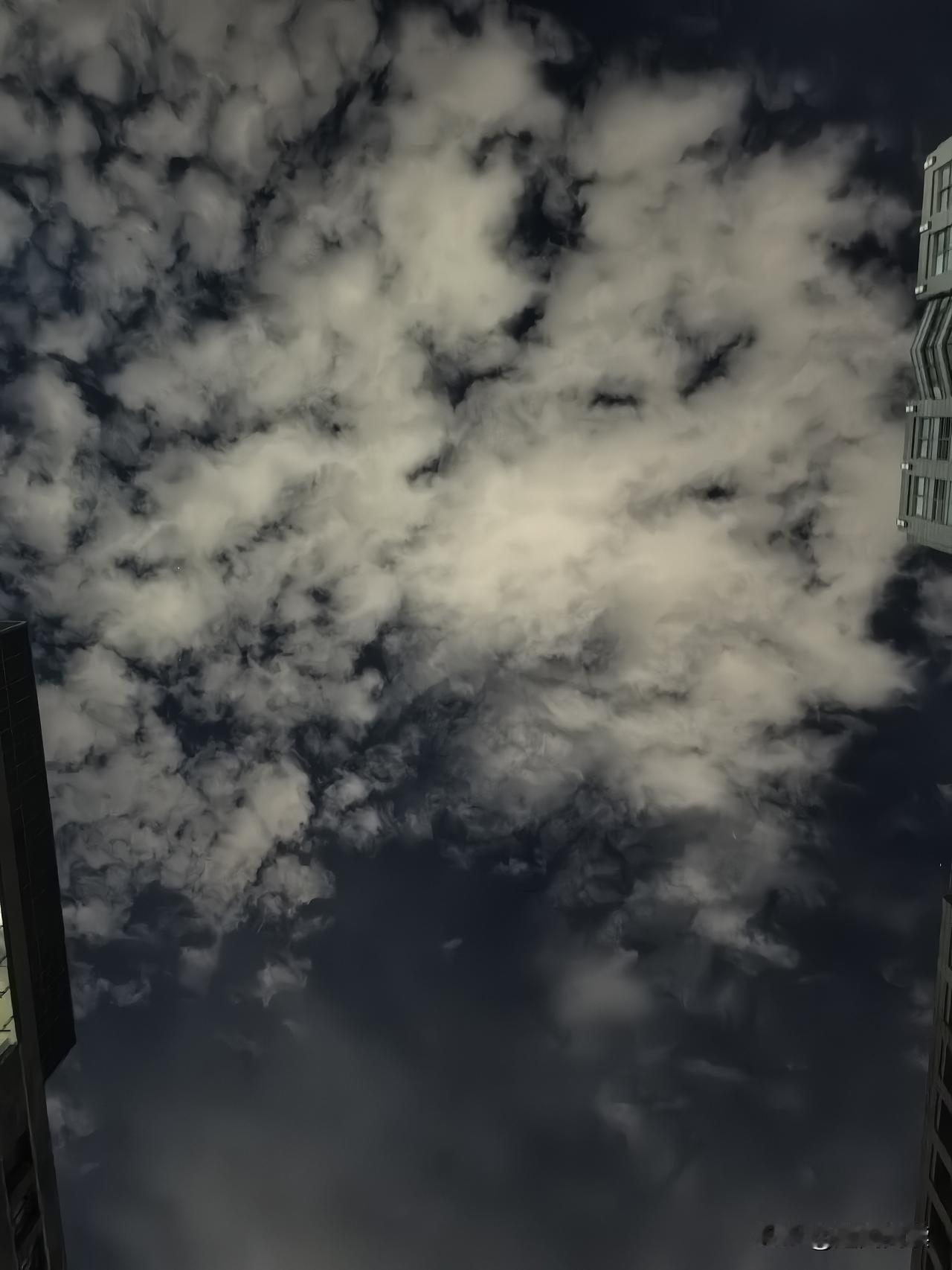 舷窗外掠过猎户的腰带
宇宙用光年写满告白
我在轨道细数星子的节拍
每颗都是文明的