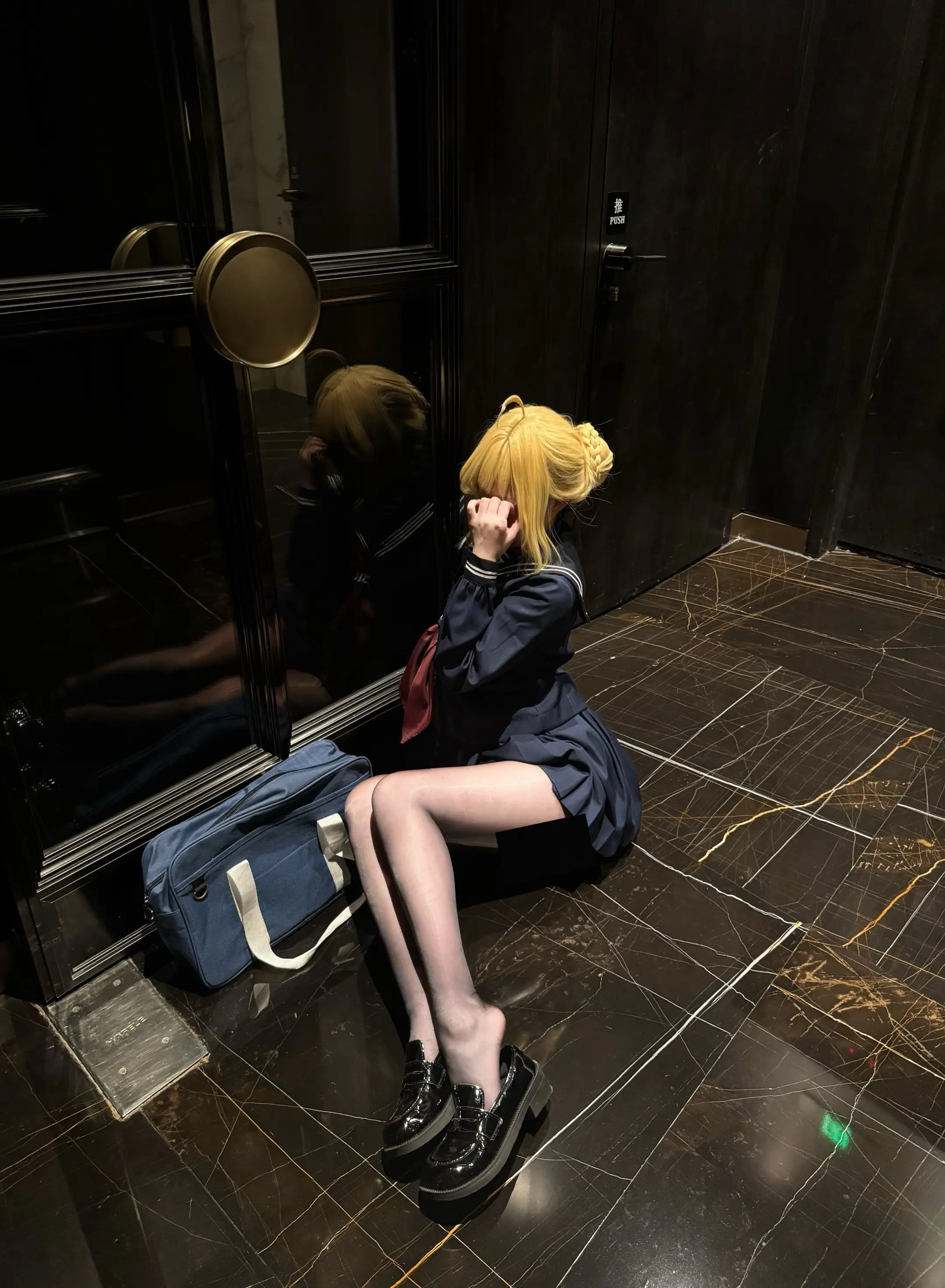 这个世界太尖锐了 不允许我哭 却赋予了我很多痛苦 怎么痛也痛不完 我痛...