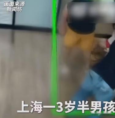 一名成年男子冲进早教机构的教室，当着一屋子孩子的面，对一名3岁半的小男孩又骂又拽