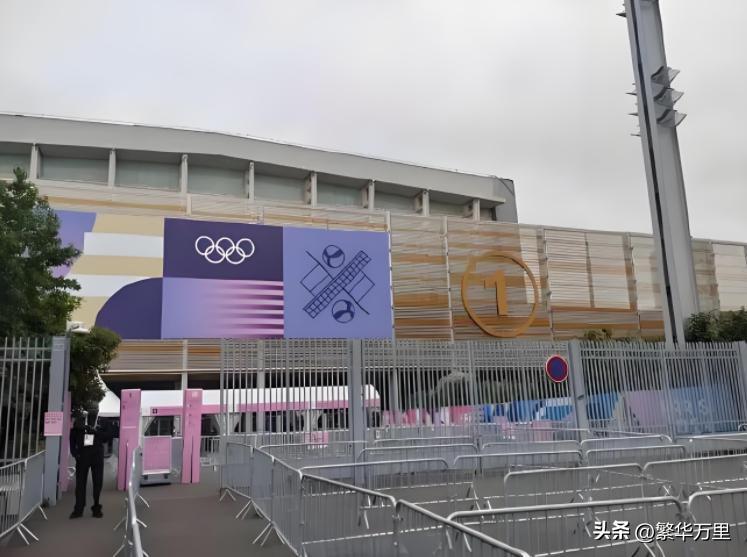 中国5位大娘去巴黎看奥运，顺便在门口摆起了烧烤，吸引了不少游客，晚上8点，几人到
