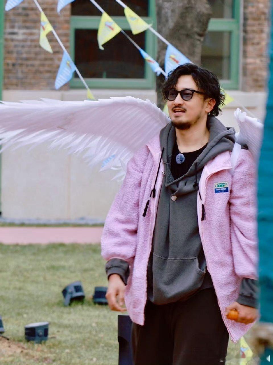 王传君 野人回内娱走红毯王传君的穿搭好敢穿～ 半卷乱发搭配宽松外衫，慵懒随性不刻