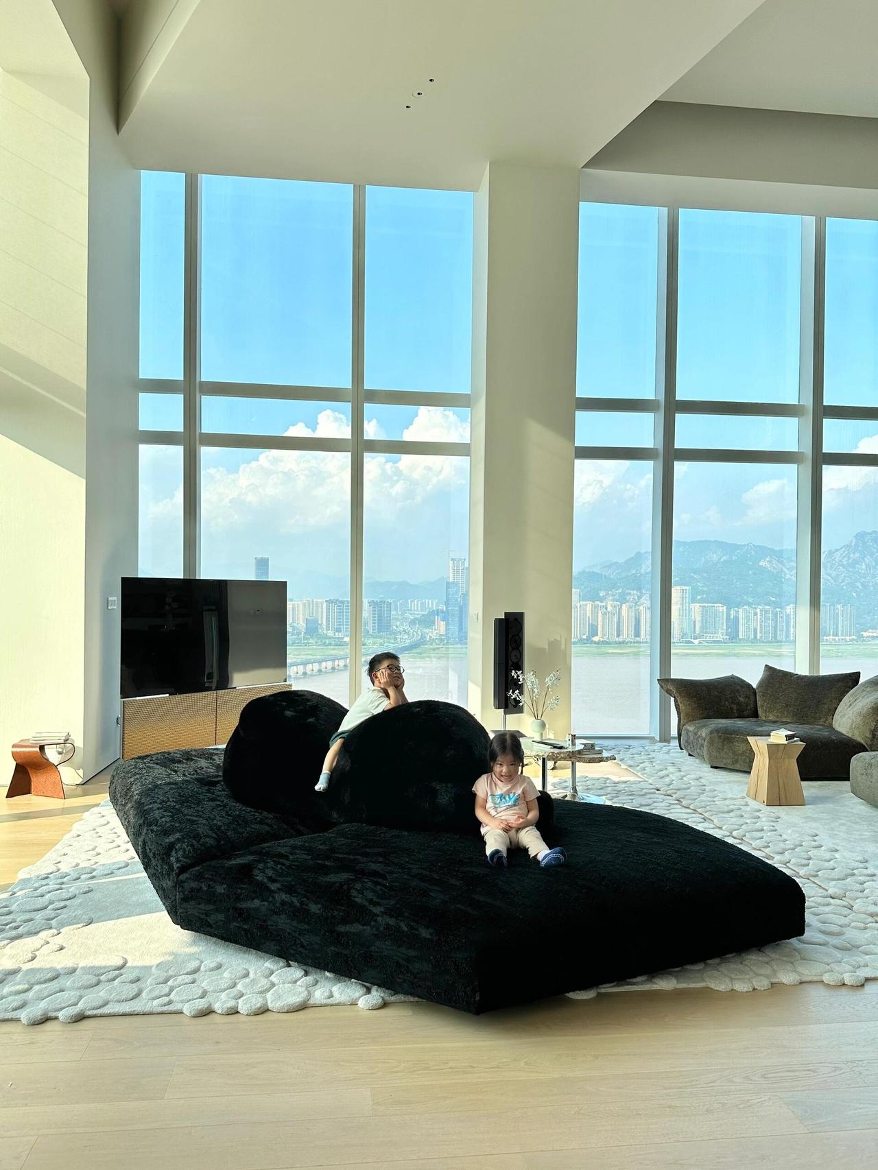 浙江温州，一位宝妈晒出了自己的家，评论区瞬间炸了。

你家客厅活像机场候机大厅！