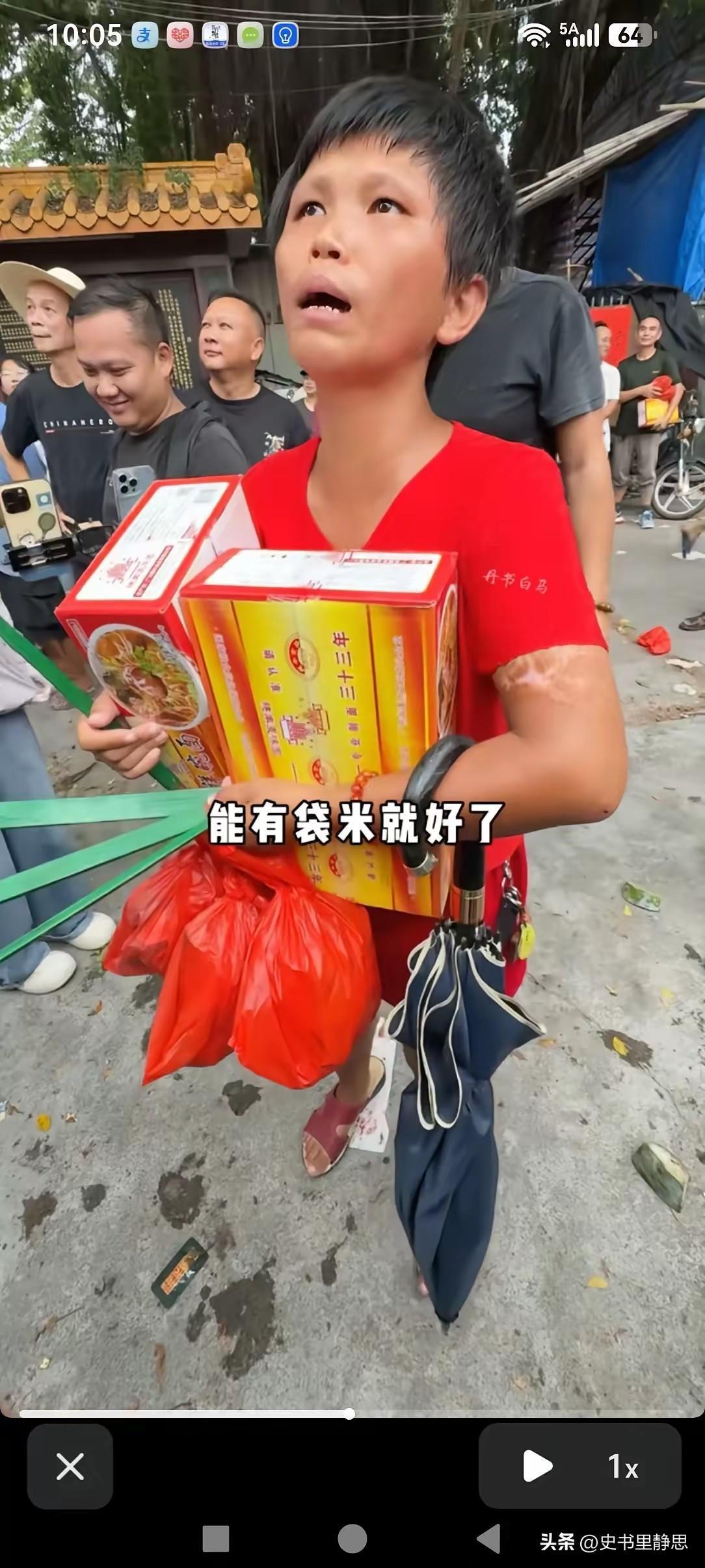 这两天被潮汕施孤现场的一位红衣女子刷屏了。
​她刚出生就被亲生父母抛弃了，养父母