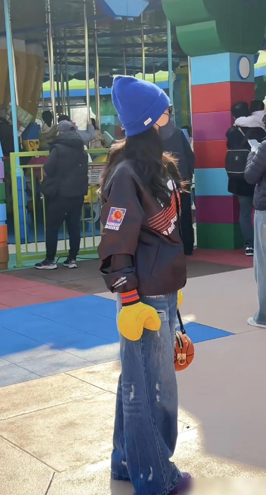 11月22日，张柏芝现身上海乐高乐园，这次是她一个人过来，没有带孩子，虽然她捂得