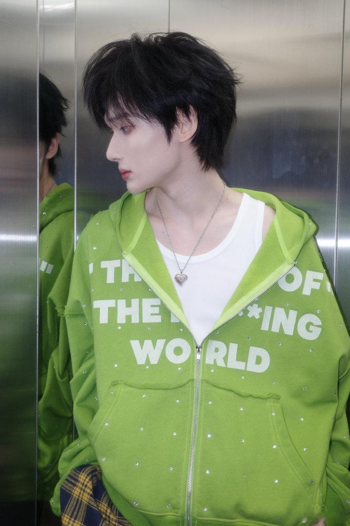 余宇涵穿得好绿 余宇涵重庆大葱绿外套造型六宫格，穿得好绿好鲜艳，漂亮的一张脸！