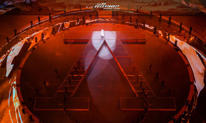 张杰列车开场机甲共舞百人舞团百人舞团卡点齐舞超长十二节列车巡游太好看了