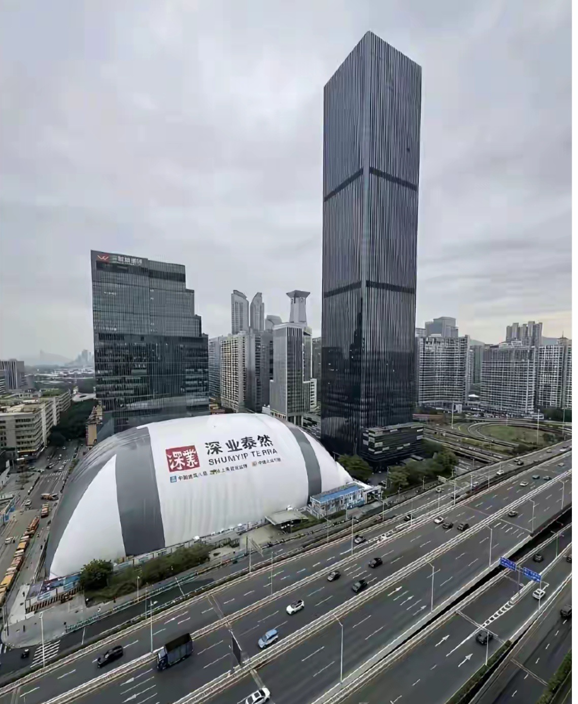 有深圳速度，也有深圳特色。盖房子，都用上“罩子”了，牛。 