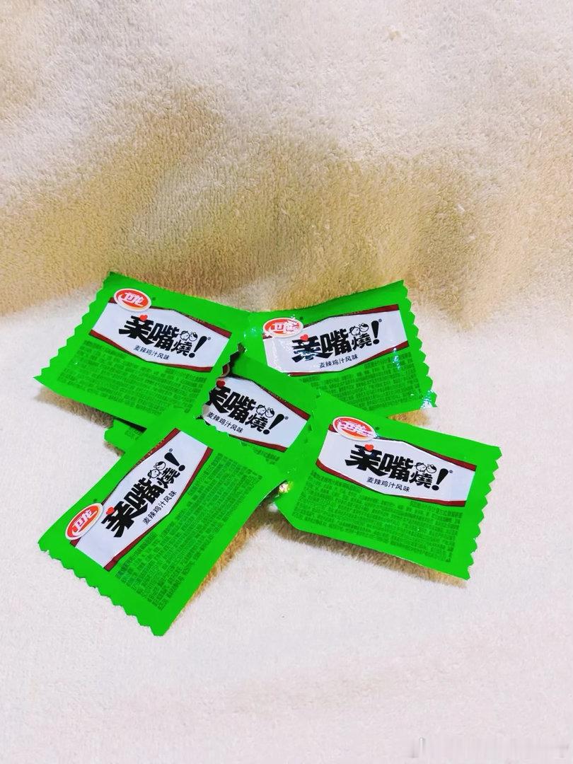 自打入夏以后去便利店买零食，我就固定只抓卫龙亲嘴烧，因为它小小的独立包装完全不脏