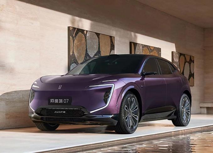 据悉，阿维塔07有望于9月上市。外观方面，新车采用AVATR设计理念2.0，前脸