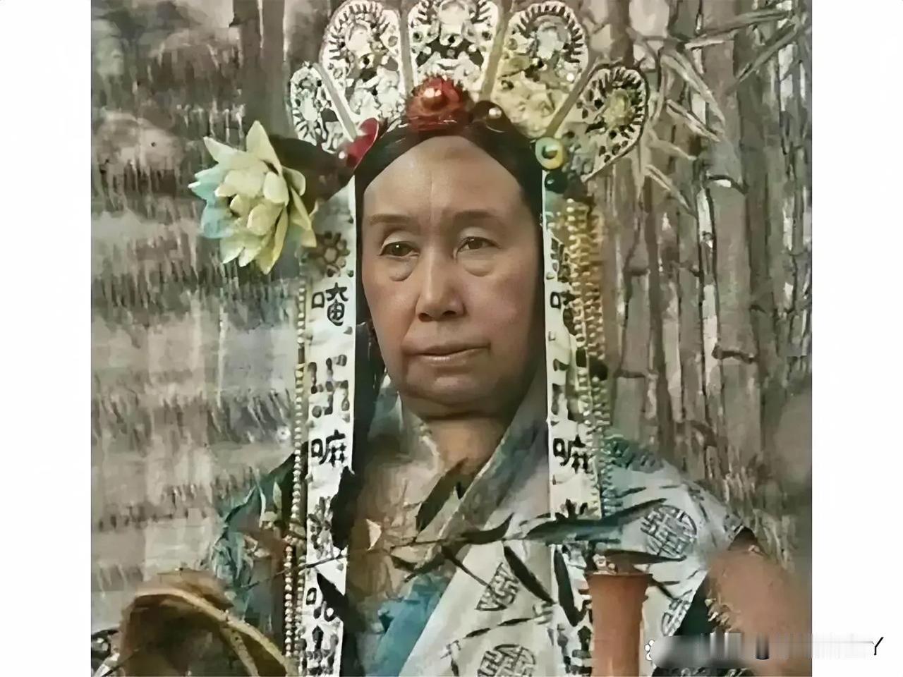 1895年，慈禧太后60大寿时，洋人拍的老照片。并非演戏，也不是某演员饰演的，作
