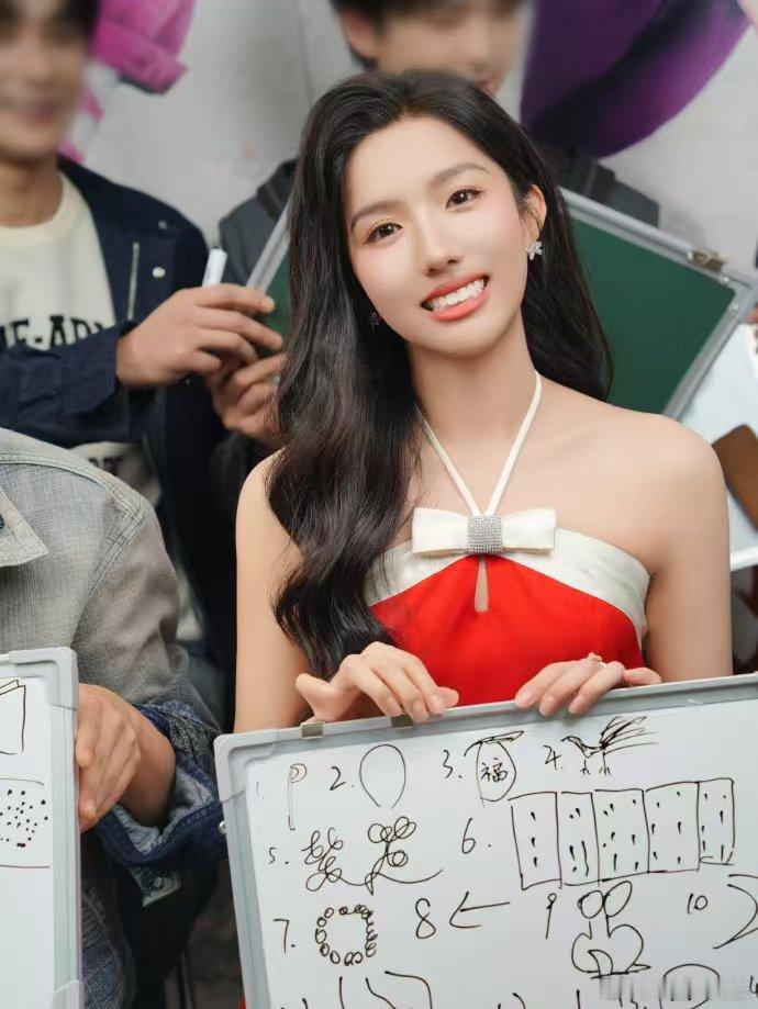 苏晓彤线下美成这样了 救命恩！苏晓彤线下卷发红唇太绝美，白色漏肩针织衫尽显魅力，