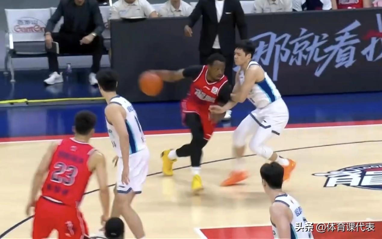 双方各两外援得分上双，广州半场领先青岛7分！北京时间2026年3月26日，CBA