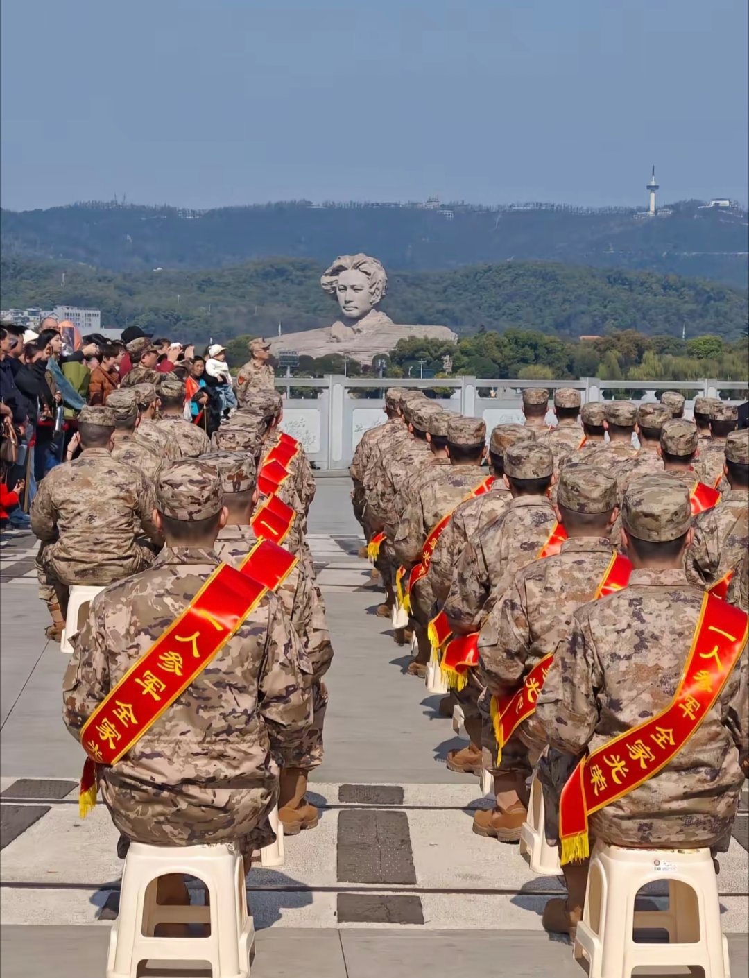 他们在接受检阅！！！下一站，已是祖国的钢铁长城！网友：为什么此景让人不禁动容，眼