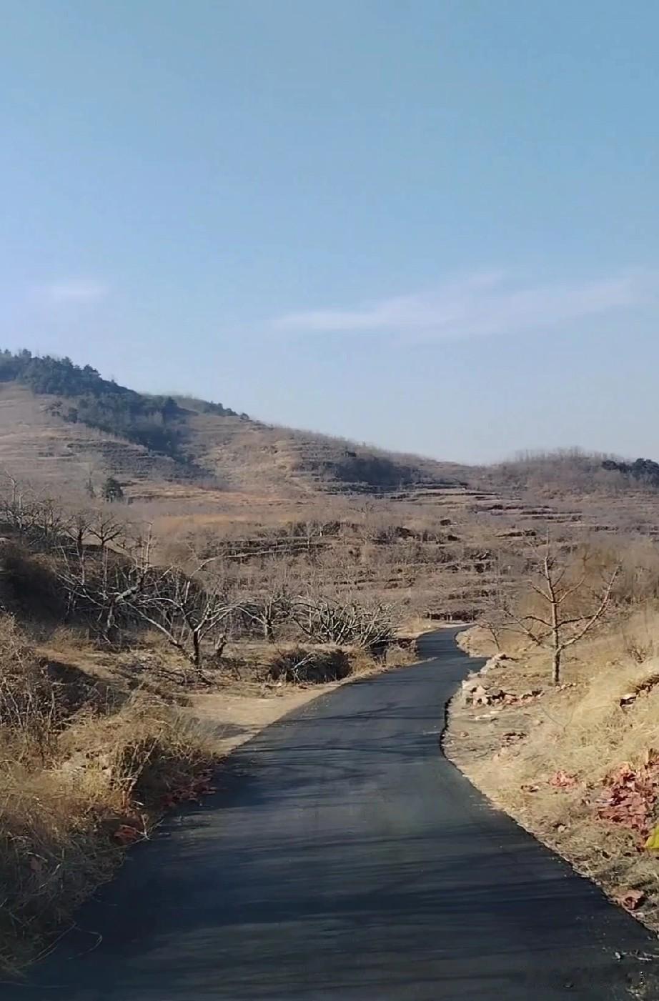 新年生活图鉴又要回老家了，这几天很暖和，也可以去爬爬山的。河里还是有冰的，一起去