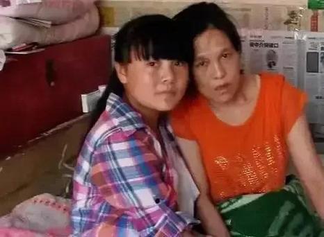 2003年，陕西一女子从破木桥摔下，造成半身瘫痪，丈夫为了还债不得不外出打工，可