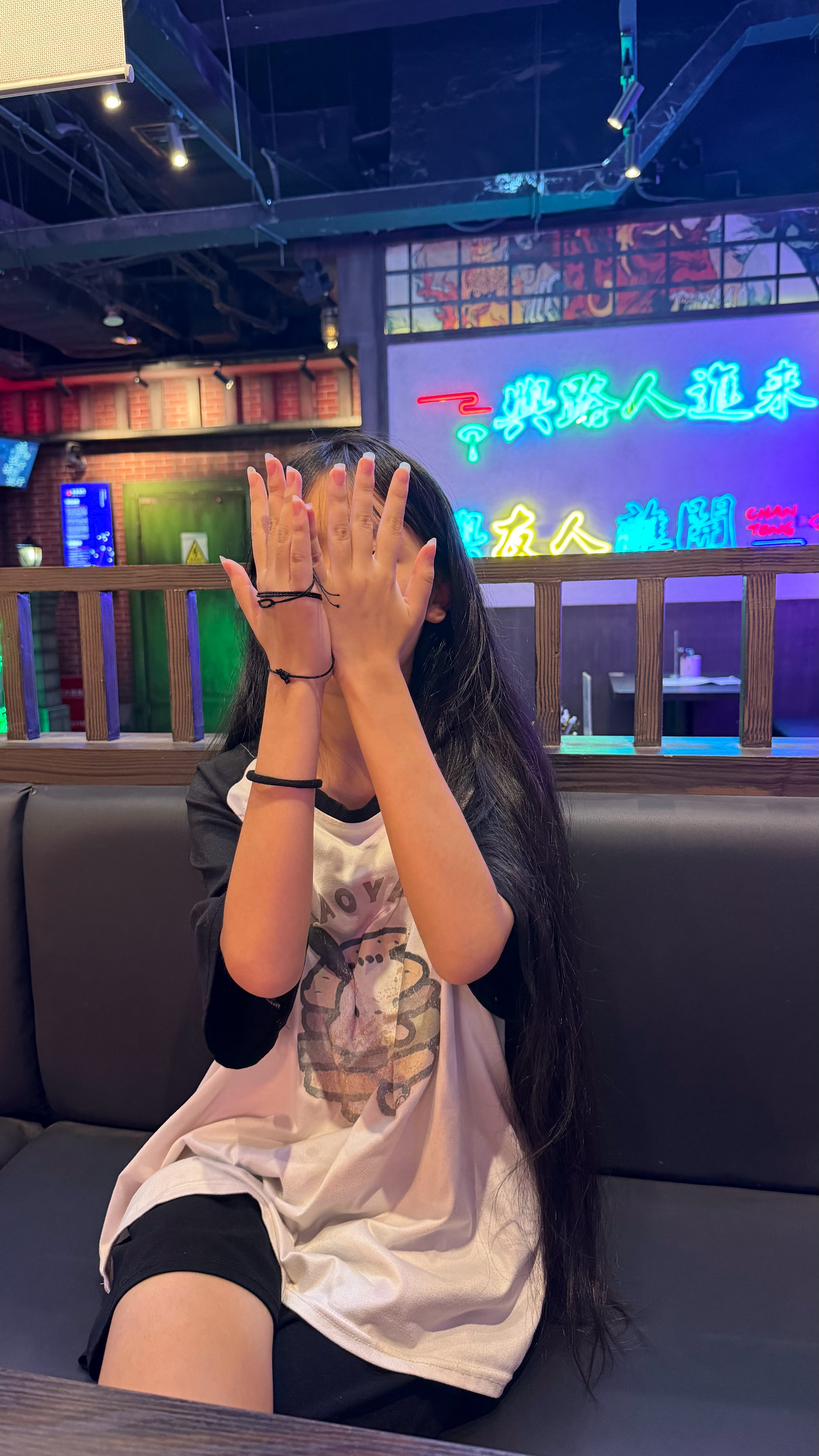 这个小孩一进去2分钟就被吓哭了，跑出来了 深圳·东门步行街(新园路)