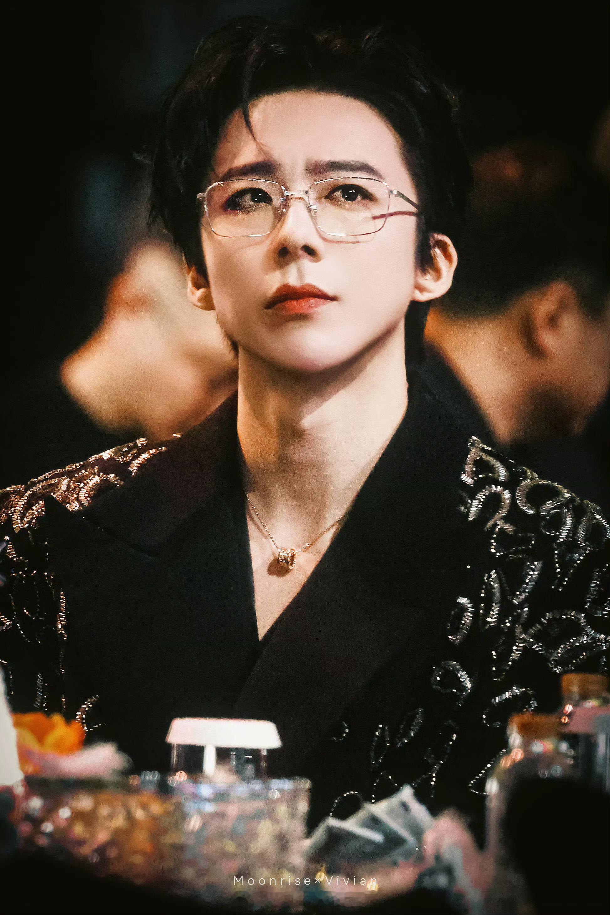 刘宇宁的2025巡演 🐾刘宇宁玫瑰丛生 🐾摩登兄弟 金丝框衬得眉眼愈发清隽，