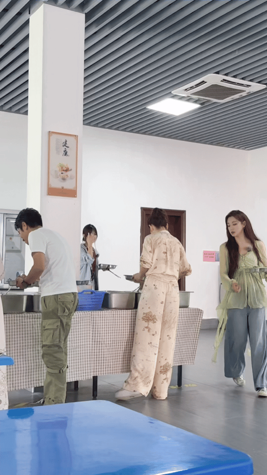偶遇谢娜王冰冰马凡舒食堂打饭没想到居然看到了谢娜、王冰冰、马凡舒在食堂打饭，而且