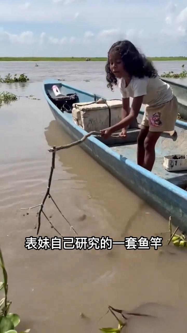 表妹自己研究的一套鱼竿，不知道这鱼竿能不能钓到鱼。我的天，不是吧，居然钓到了这么