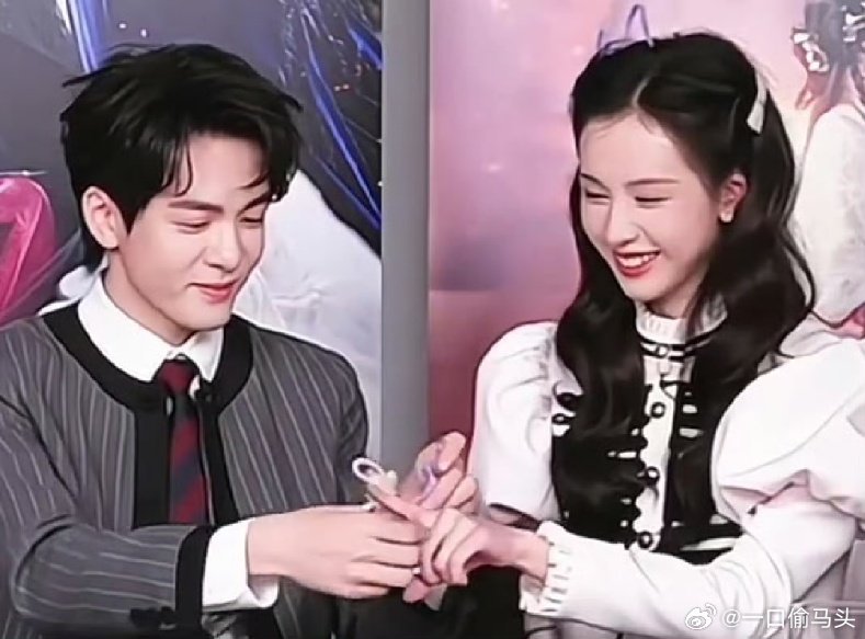 曾舜晞差点复刻经典头纱吻谁还没被这组头纱名场面甜晕！曾舜晞温柔掀头纱，眼神拉丝、