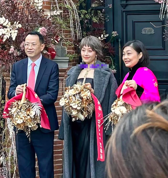明明以前也是短发，但是马伊琍这次的短发却超美超出圈，完全没有以前邋里邋遢的样子，