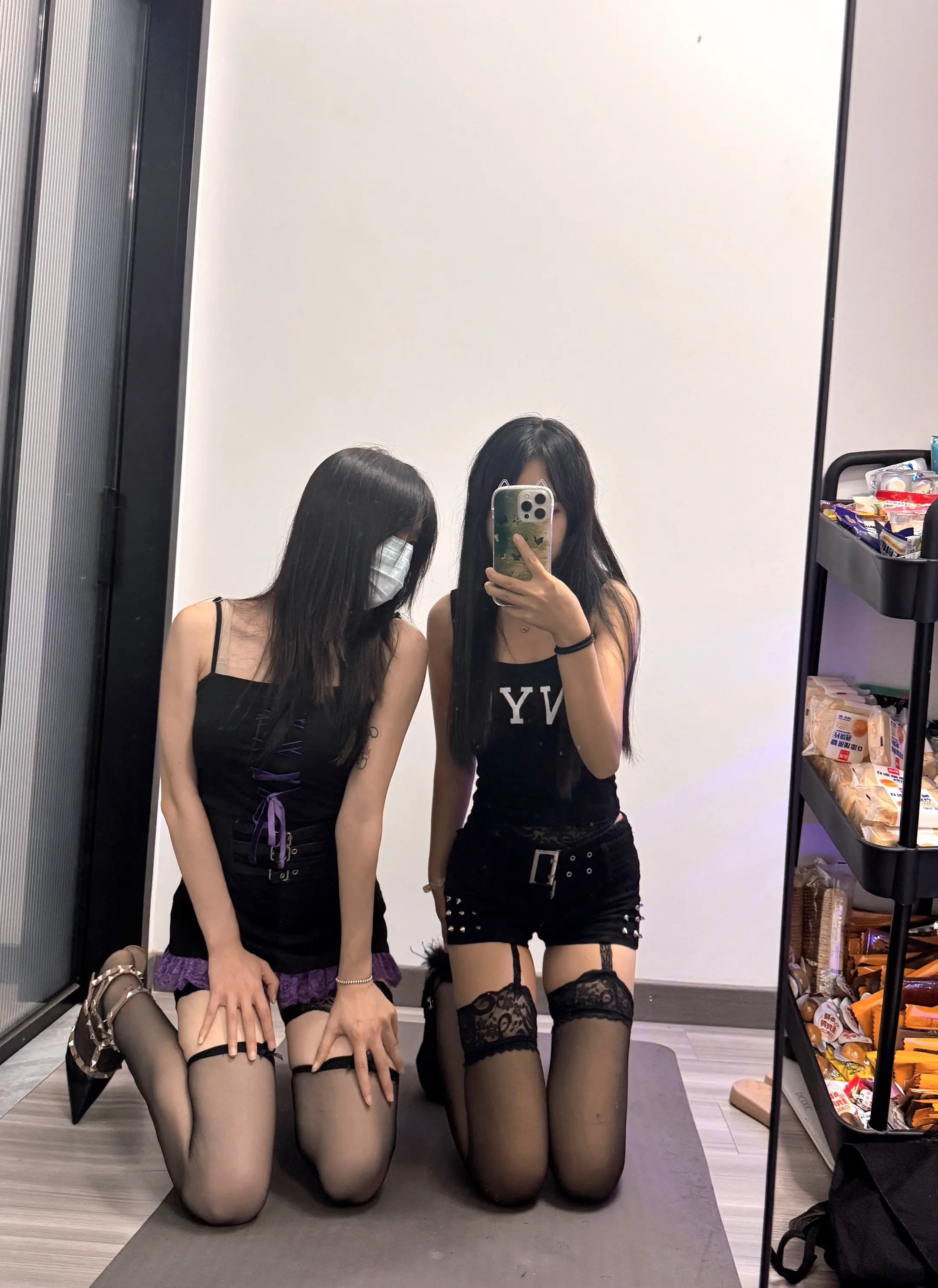 姐妹拍照姿势 不露脸系列 辣妹穿搭  对镜拍 夏日辣妹