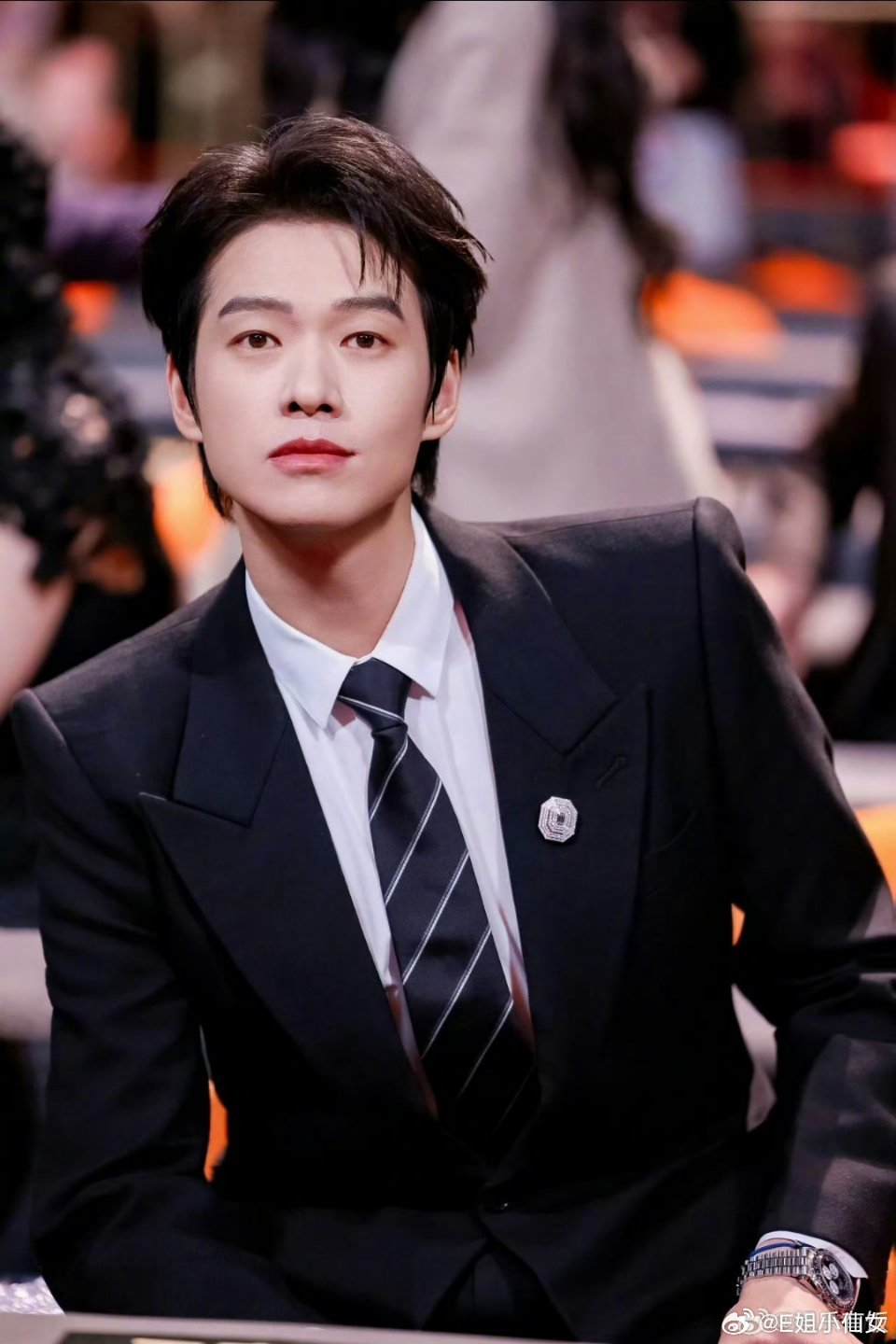 如果陆鸣真的当了律师那么他应该已经成为杰出人才，是出席行业大会的代表了吧… 