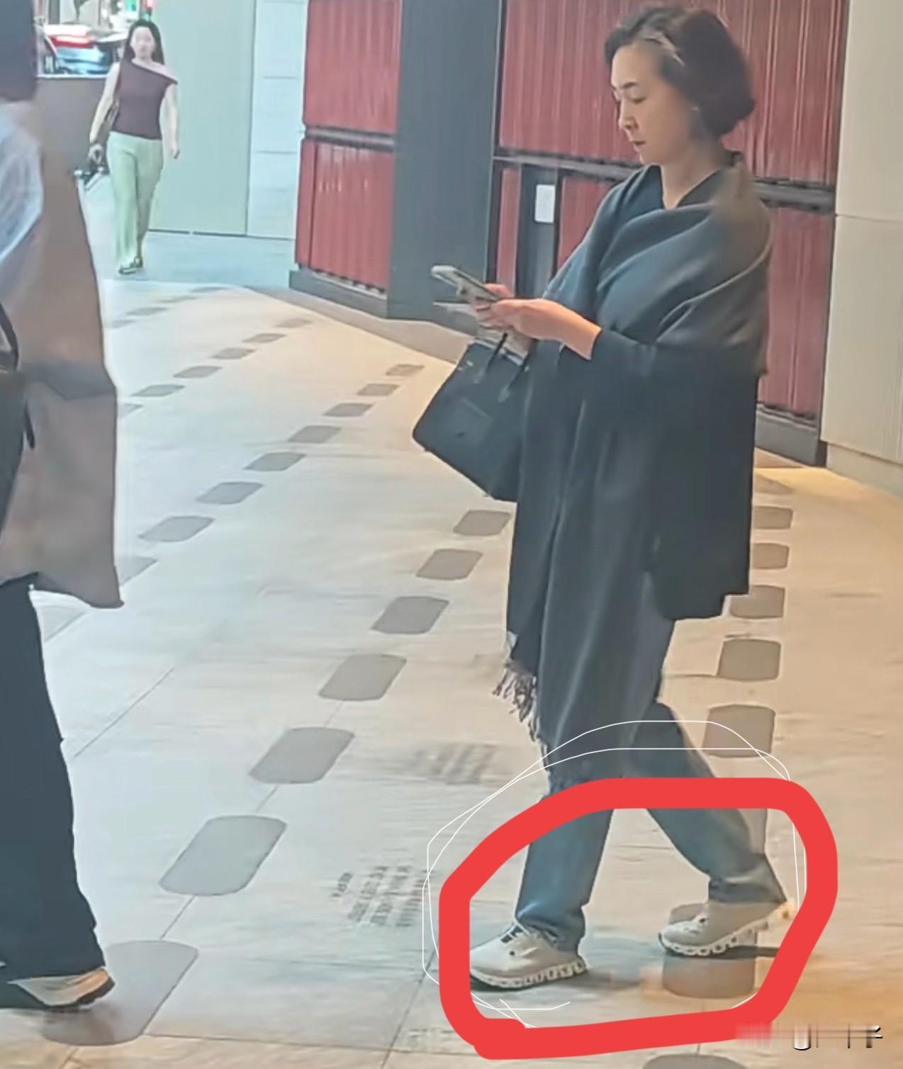 真的很喜欢何超琼，刚刷到这张路人实拍，说实话，第一眼没认出来是何超琼。

没有助