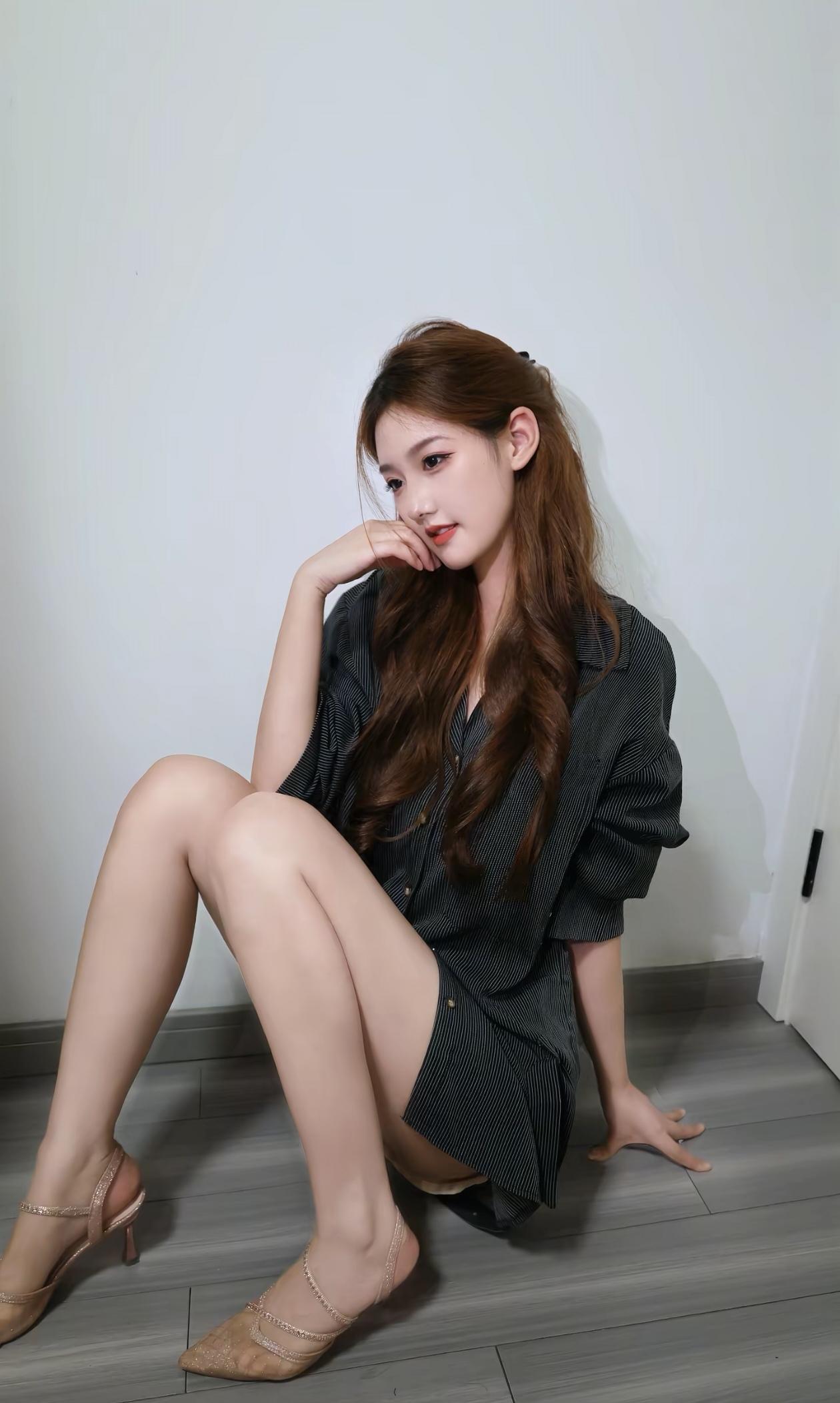 优雅气质，黑白条纹连衣裙搭配高跟鞋，尽显时尚魅力！