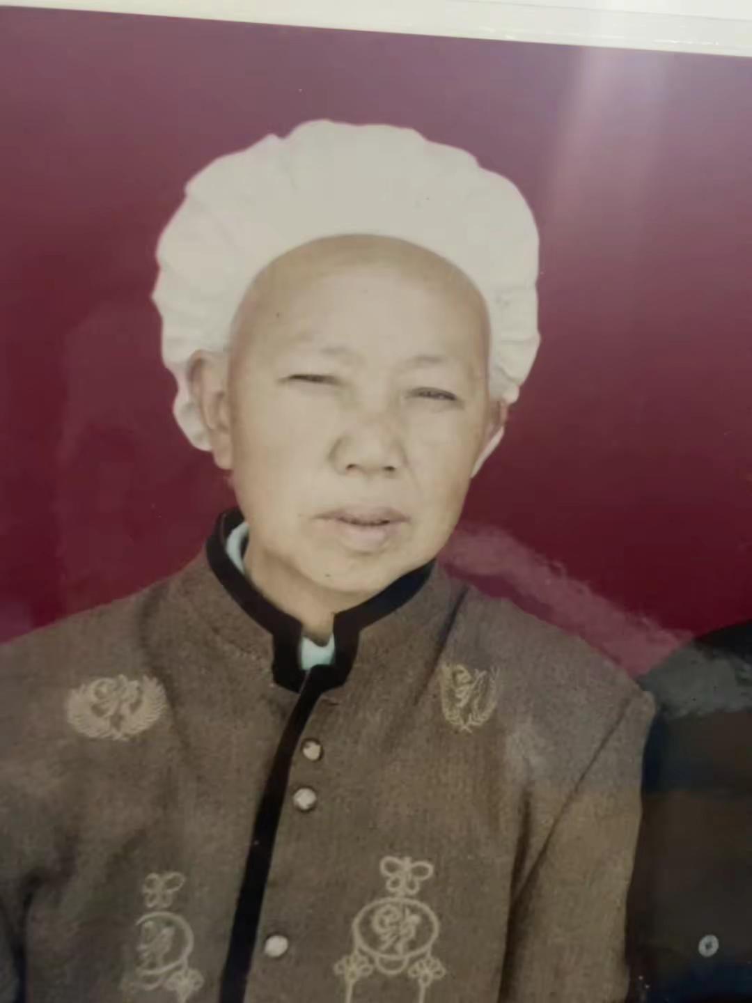 今天回来做卫生又翻到了爸妈的照片。实在是太想 了，看了又看想又想。