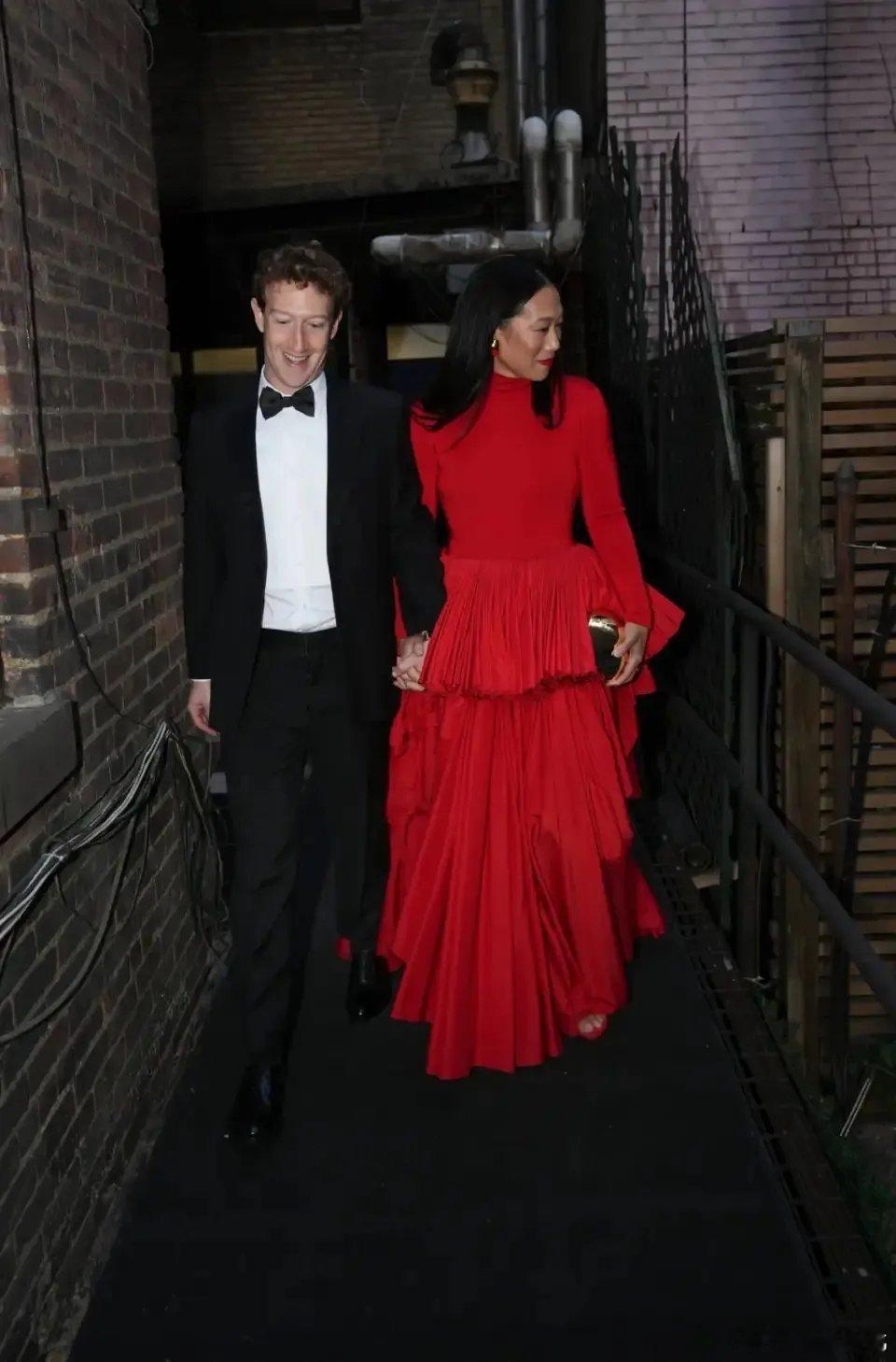 马克扎克伯格夫妇首次亮相Metgala！俩人好低调，选择从侧门进入不抢风头。一年