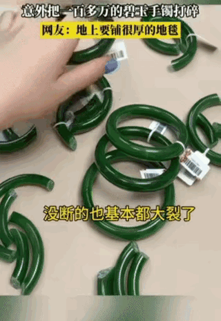 那么贵的货，你连大桌子都买不起谁信！100多万的玉器这样摆，还要求实习生移动？桌